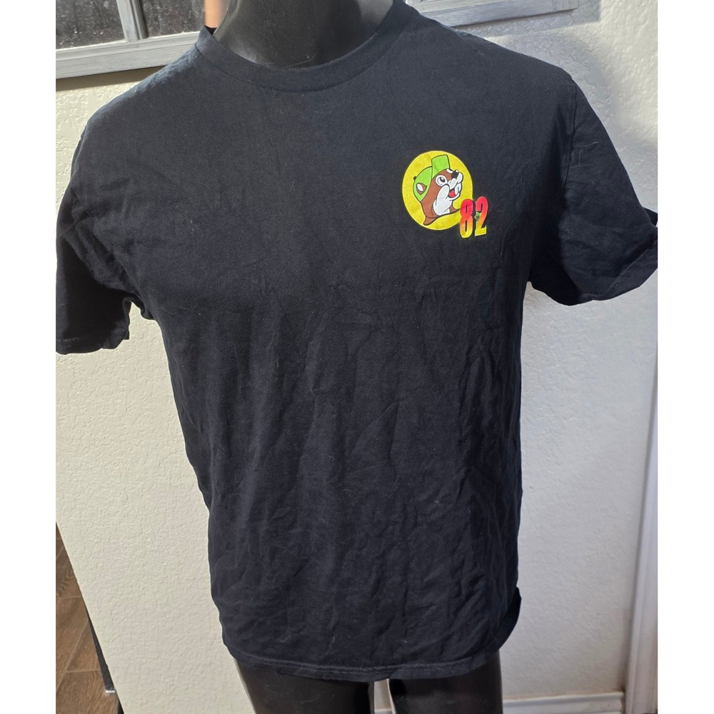 Buc-ee's Mens Black Graphic T-Shirt Large Retro Red Flame Truck Pit Stop 82